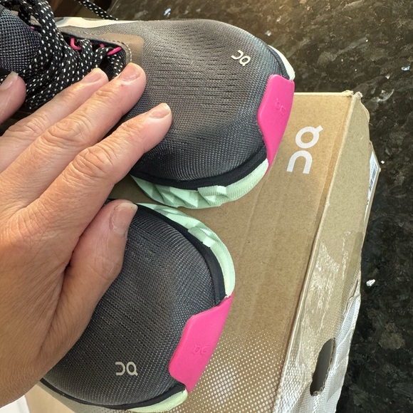 Cloud Monster 2 / On Running Charcoal and Mint Shoes - Picture 6 of 6